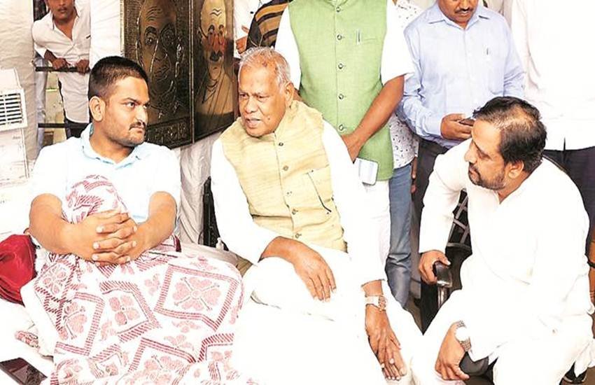 पाटीदार समाज के युवा नेता हार्दिक पटेल का अनशन आज (05 सितंबर) 12वें दिन भी जारी है। इस बीच बीजेपी सांसद और पूर्व केंद्रीय मंत्री शत्रुघ्न सिन्हा और बीजेपी छोड़ चुके यशवंत सिन्हा ने उनसे मुलाकात की और उनको आंदोलन को अपना समर्थन दिया। 