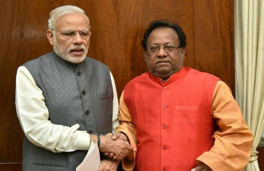 प्रधानमंत्री नरेंद्र मोदी के साथ बीजेपी सांसद हरिनारायण राजभर।