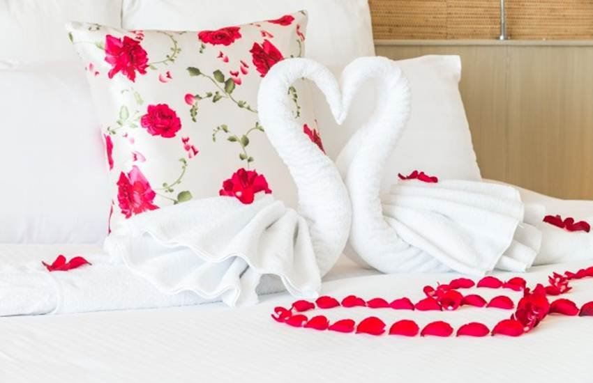 Hotel, Unmarried Couple, Lovers, Girl, Boy, Single, Partner, Hotel Room, Book, Valid ID, Law, Rules, Oyo Rooms, Treebo, Trivago, Goibibo, Yatra, Make my Trip, Utility News, Hindi News