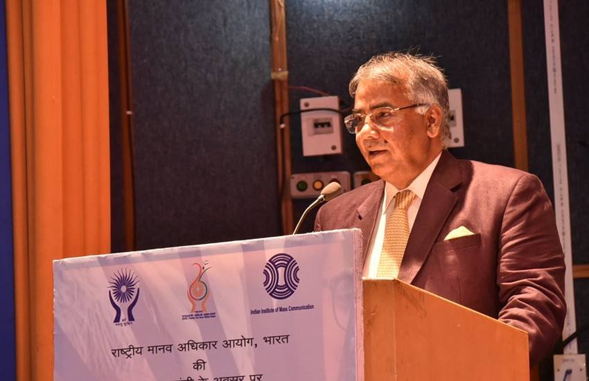 प्रसाद ने कहा कि पत्रकारिता के क्षेत्र में एक शब्द का काफी इस्तेमाल किया जाता है। इसे पिंक स्लिप कहते हैं। कोई भी व्यक्ति चाहे वह संपादक हो या रिपोर्टर, जो कार्यालय जाता है, उसे यह पता नहीं होता कि उसका कल भी काम पर जाना जारी रहेगा। 