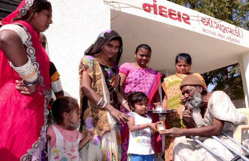 मेहसाणा के खिमजी भाई प्रजापति को उनके सामाजिक कामों के लिए कई बार सम्‍मानित किया गया है। फोटो- Twitter/@KiranKS