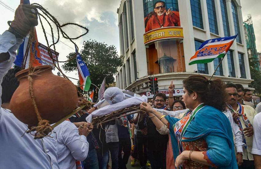 Bharat Bandh Today: भारत बंद के दौरान शिवसेना के मुख्यालय के बाहर 'अच्छे दिन' की शवयात्रा निकालते मनसे कार्यकर्ता। फोटो- PTI