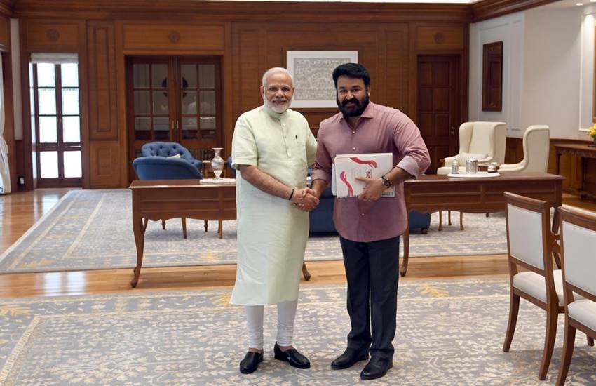  
मलयालम फिल्मों के सुपरस्टार मोहनलाल के पीएम मोदी से मिलते ही उनके चुनाव लड़ने की अटकलें चलने लगी हैं। (Image Source: Twitter/@narendramod)