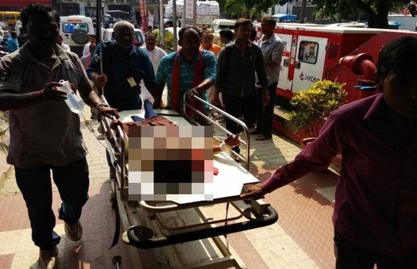 हादसे के बाद जख्मी बच्चे को अस्पताल लेकर जाते लोग। (फोटोः टि्वटर)