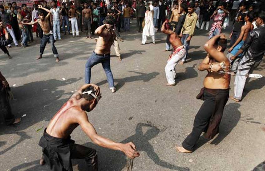 शिया समुदाय के लोग मातम मनाकर अपने गम का इजहार करते हैं।