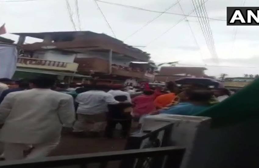 मध्य प्रदेश के छिंदवाड़ा में मुहर्रम का जुलूस देख रही महिलाएं छत समेत गिरीं। (फोटो सोर्स- एएनआई)