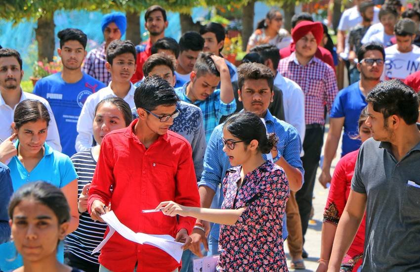 NTA JEE Mains 2019 Registration: जेईई की परीक्षा देकर बाहर निकलते छात्र-छात्राएं। (Express File Photo by Kamleshwar Singh)