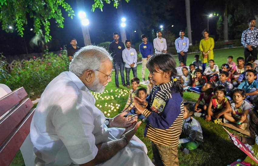 Narendra Modi, PM, Narendra Modi Photos, Modi Photo on Tiles, Shivraj Singh Chauhan, CM, MP, Pictures, Photos, Removal, Remove, Tiles, Government Houses, Pradhan Mantri Awas Yojana, PMAY, Madhya Pradesh High Court, Gwalior Bench, Order, PIL, Question, Madhya Pradesh, MP News, State News, National News, Hindi News, नरेंद्र मोदी, प्रधानमंत्री, भारत, शिवराज सिंह चौहान, मुख्यमंत्री, मध्य प्रदेश, फोटो, तस्वीरें, प्रधानमंत्री आवास योजना, सरकार मकान, टाइल्स, हटाओ, हटाएं, ग्वालियर बेंच, मध्य प्रदेश हाईकोर्ट, मध्य प्रदेश, राज्य समाचार, राष्ट्र समाचार, हिंदी समाचार