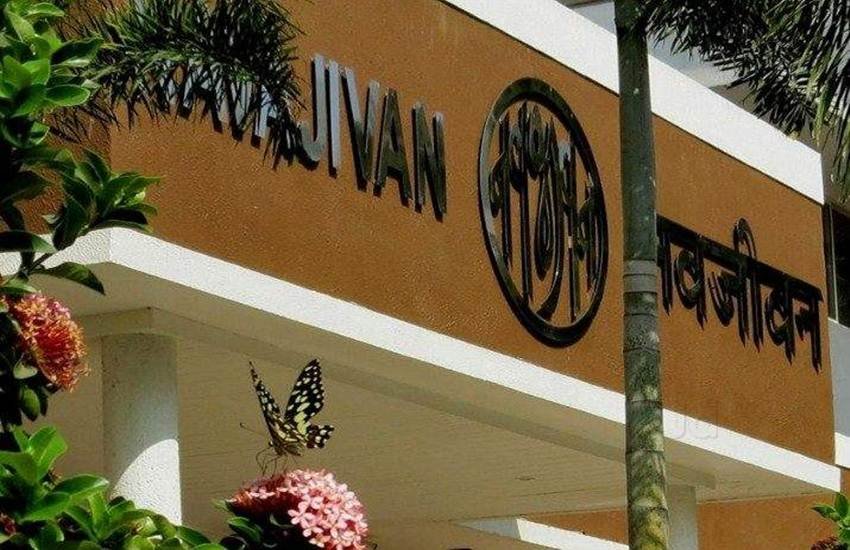साल 1919 में महात्मा गांधी ने अपने मूल उद्देश्यों के लिए नवजीवन मुद्रानयालय की स्थापना की थी। नवजीवन मुद्रानलय ने पिछले साल गुजराती में समकालीन लेखकों के कार्यों को मुद्रित करने के लिए 'नवजीवन सम्प्रत' (समकालीन नवजीवन) नामक एक अलग प्रकाशन विंग की स्थापना की है। 