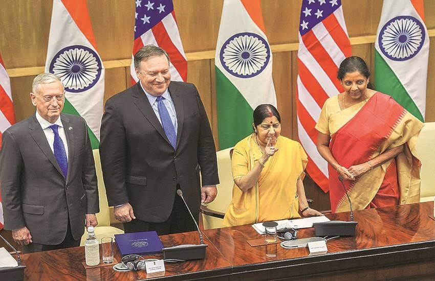 संयुक्त संवाददाता सम्मेलन में अमेरिकी विदेश मंत्री माइकल आर पोंपिओ और रक्षा मंत्री जेम्स मैटिस के साथ विदेश मंत्री सुषमा स्वराज और रक्षा मंत्री निर्मला सीतारमण। 