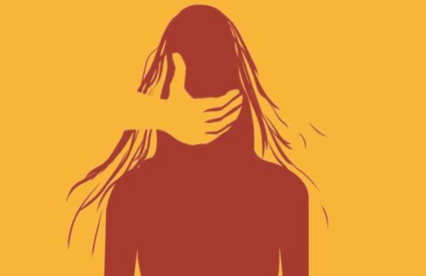ऐसे में अगर हम केवल पुरुष समाज पर इस बात का दोष मढ़ दें कि वह महिला विरोधी मानसिकता रखता है, तो ऐसा हरगिज नहीं, बल्कि दरअसल महिलाएं ही महिलाओं की बड़ी दुश्मन और विरोधी हैं। 
