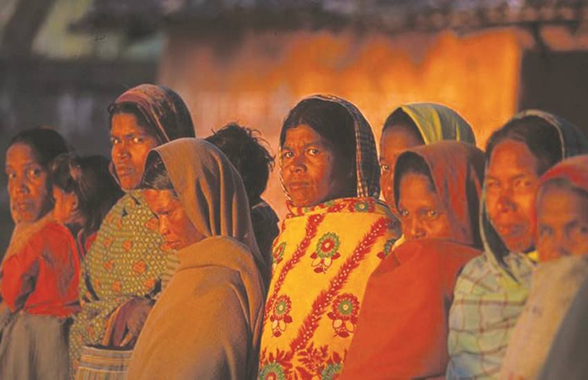 गरीब औरतों की नौकरी जाने में एक यह सोच भी काम करती है कि आदमी की नौकरी का मतलब है परिवार का चलना और औरत की नौकरी का मतलब है उसका अपना खर्चा, अपनी सुख-सुविधा।  गरीब औरतों की नौकरी जाने में एक यह सोच भी काम करती है कि आदमी की नौकरी का मतलब है परिवार का चलना और औरत की नौकरी का मतलब है उसका अपना खर्चा, अपनी सुख-सुविधा।