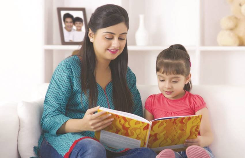 बच्चों की पढ़ाई के लिए टाइम-टेबल बनाना बहुत जरूरी है। जब भी टाइम-टेबल बनाएं, बच्चों के साथ अपना भी टाइम-टेबल साझा रखें।