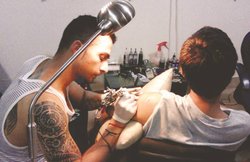 गुदवा लो जी गोदनवा