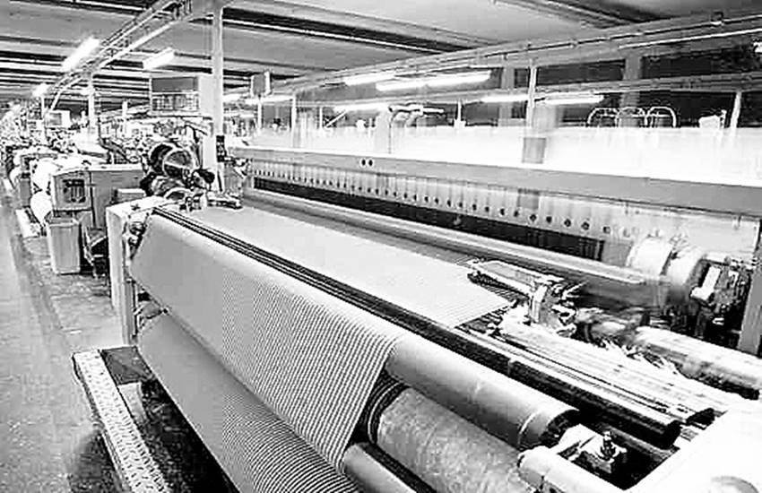 आज स्वीकार किया जा रहा है कि भारत में कपड़ा उत्पादन के लिए मिलों की स्थापना की जाए तो केवल दस लाख व्यक्तियों को ही काम मिलेगा। आज स्वीकार किया जा रहा है कि भारत में कपड़ा उत्पादन के लिए मिलों की स्थापना की जाए तो केवल दस लाख व्यक्तियों को ही काम मिलेगा।