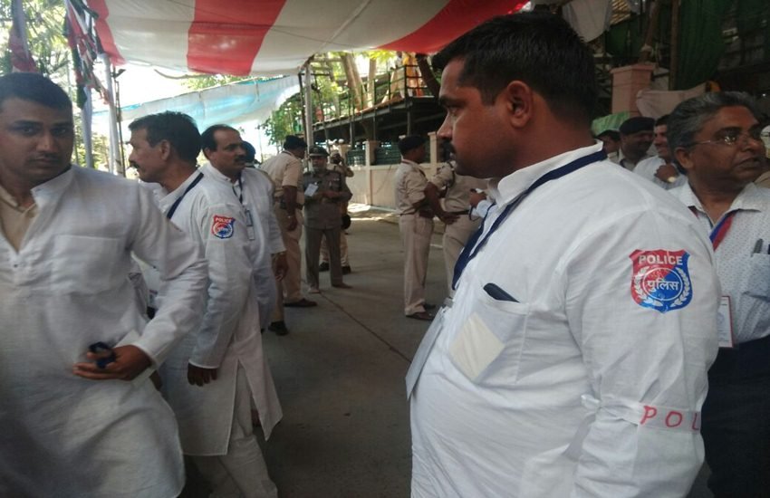 आयोजन स्थल पर श्रद्धालुओं के बीच पुलिस जवानों को भी बैठाया गया, यह जवान खाकी वर्दी में नहीं थे, बल्कि वे कुर्ता-पायजाम पहने हुए थे। (फोटो-IANS)