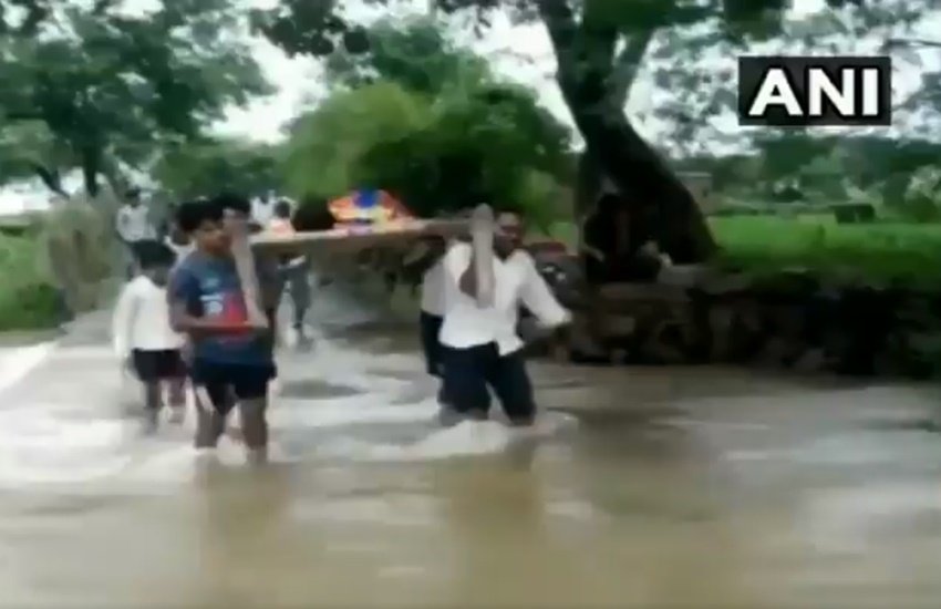 परिजन चारपाई पर टांगकर मरीज को अस्पताल ले गये (Photo: Video grab)