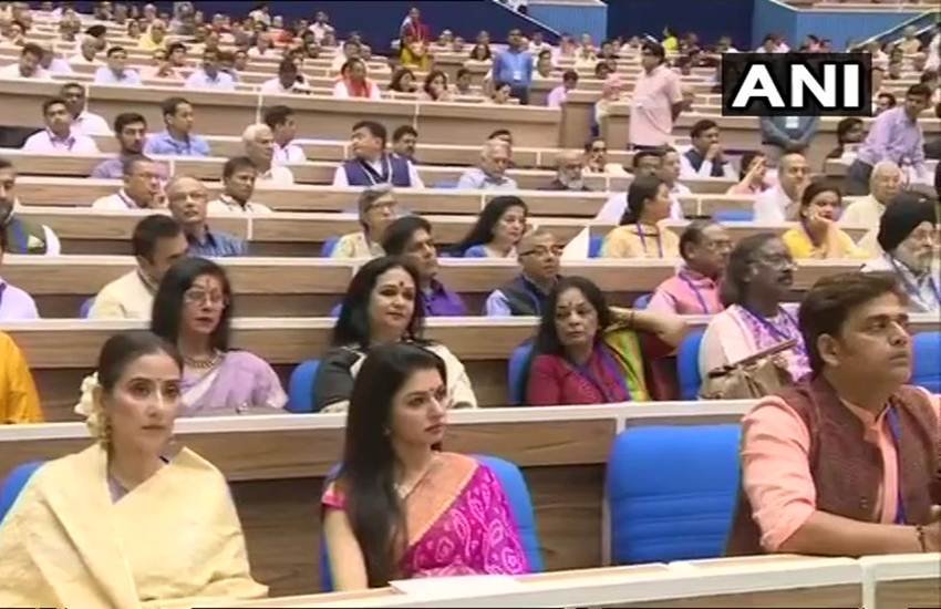 आरएसएस के कार्यक्रम में उपस्थित फिल्म अभिनेत्री मनीषा कोईराला, भाग्य श्री और अभिनेता रवि किशन। फोटो- ANI