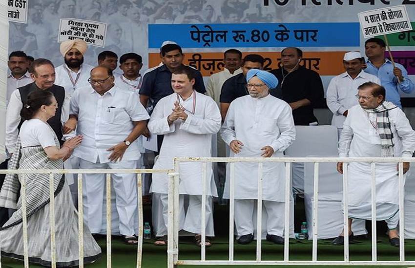 भोपाल में पार्टी कार्यकर्ताओं को संबोधित करते कांग्रेस अध्यक्ष राहुल गांधी। 