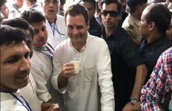 वीडियो: संकल्प यात्रा के दौरान चाय-नाश्ते के लिए रुके राहुल, फैंस को आंखों से किये इशारे