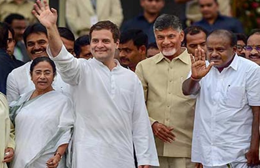 कांग्रेस अध्यक्ष राहुल गांधी के साथ टीडीपी अध्यक्ष एन चंद्रबाबू नायडू। (फाइल फोटो)