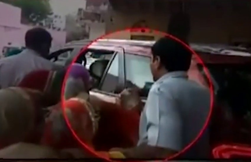 वसुधरा राजे के गार्ड द्वारा पैसा छीनने का वीडियो वायरल (Photo: Video Grab)