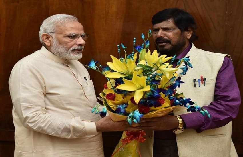 पीएम नरेंद्र मोदी को गुलदस्ता भेंट करते हुए केंद्रीय राज्यमंत्री रामदास अठावले। (फोटो- फेसबुक)