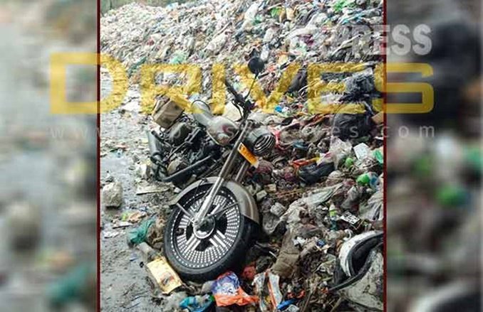 Royal Enfield कंपनी से नाराज शख्स ने कूड़े के ढेर में फेंकी बुलेट, पढ़ें पूरी कहानी