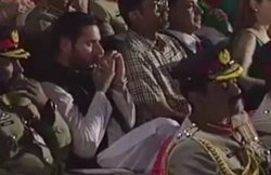 राष्ट्रीय कार्यक्रम में तंबाकू चबाते दिखे शाहिद अफरीदी, ट्विटर पर बन गया मजाक