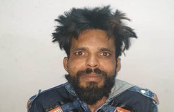दे‍ख‍िए सीसीटीवी: डांसर गर्लफ्रेंड को म‍िलने बुलाया, किया एस‍िड अटैक, डाल रहा था शादी का दबाव