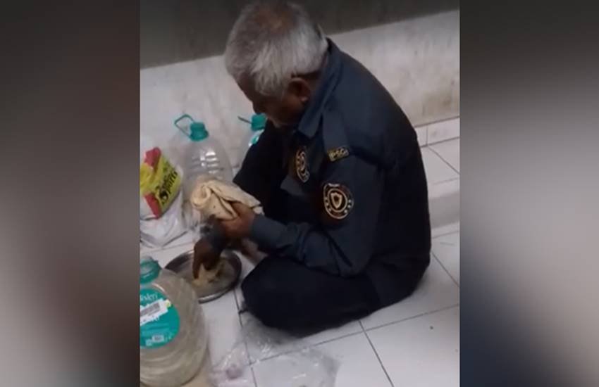 पानी के साथ रोटी खाते हुए बुजुर्ग का मार्मिक वीडियो। फोटो- Facebook/ Video Screen Shot (Vasant Christy)