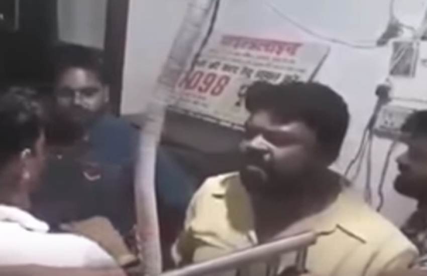 SP Leader, Vaibahv Gangwar, Samajwadi Yuvajan Sabha, Samajwadi Party, Abuse, Police, Cop, Inspector, KK Verma, Line Haazir, Line Hazir, Aligned to Police Line, Video Viral, SSP, DGP, Phone, Thana Quila, Bareilly, State News, Hindi News