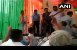 खड़ी देखती रहीं वसुंधरा राजे, मंच पर ही भिड़ गए बीजेपी नेता, देखें वीडियो