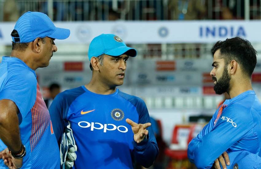 धोनी अब वनडे और टी20 टीम के सदस्‍य हैं। वह रिव्‍यू लेने में अहम भूमिका अदा करते हैं। (File Photo : BCCI)