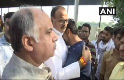 लखनऊ: कांस्‍टेबल की गोली से मरे विवेक तिवारी का अंतिम संस्‍कार, मुआवजे से संतुष्‍ट नहीं परिवार