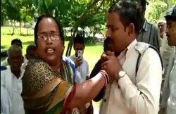 वीड‍ियो: छेड़खानी पर मह‍िला ने पकड़ा स‍िपाही का कॉलर, ऐसे स‍ि‍खाया सबक