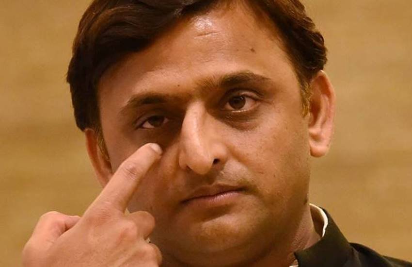 समाजवादी पार्टी के राष्ट्रीय अध्यक्ष अखिलेश यादव इन दिनों दबाव में हैं।