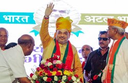 अमित शाह की गाड़ी के पास लगे ‘राम मंदिर बनवाओ’ के नारे, सुरक्षाकर्मियों ने कार्यकर्ताओं को खदेड़ा