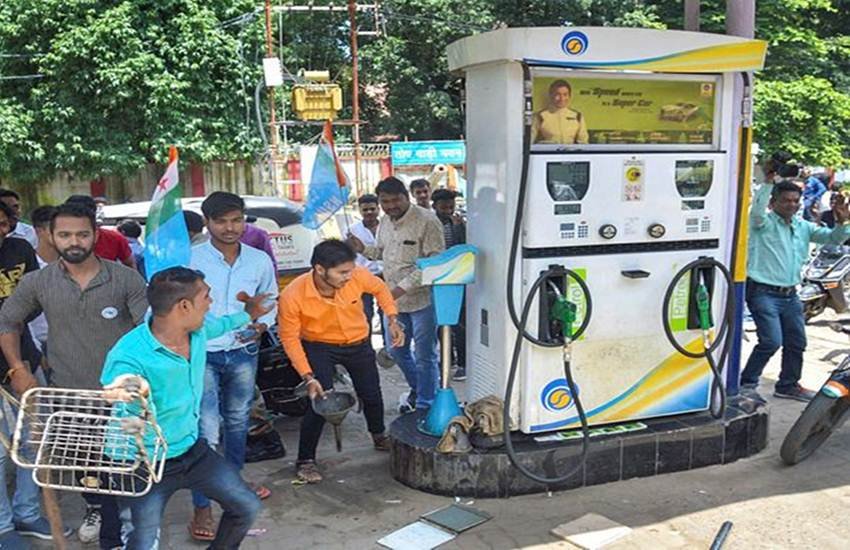 Bharat Bandh Today: भाजपा नेता ने कांग्रेस और उसके अध्यक्ष पर निशाना साधते हुए कहा कि आज की महंगाई साल 2014 की तुलना से कम है। उन्होंने कहा कि ईरान पर अमेरिकी प्रतिबंधों के कारण तेल की उपलब्धता प्रभावित हुई है, वहीं भारत तेल के आयात पर निर्भर है और वैश्विक बाजार में तेल की कमी है। (PTI PHOTO)