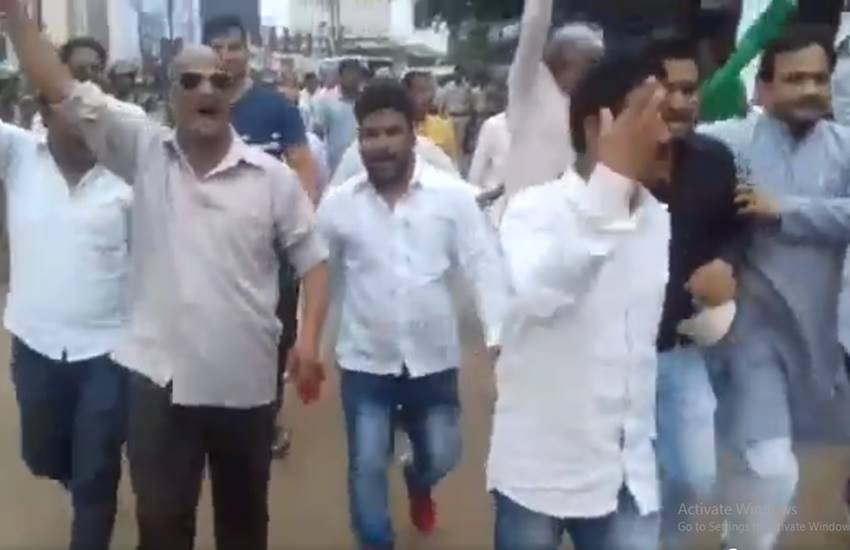 Bharat Bandh Today: 
विपक्ष के भारत बंद के दौरान एक जगह कांग्रेस के कार्यकर्ता 'राहुल गांधी मुर्दाबाद' के नारे भी लगाते दिखे। (वीडियो से लिया गया स्क्रीनशॉट, सोर्स- Twitter/@SwamiGeetika)