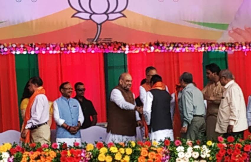 छत्तीसगढ़ में अमित शाह की मौजूदगी में 24 पूर्व आईएस, आईपीएस और अन्य अधिकारियों ने बीजेपी की सदस्यता ग्रहण की। (Image Source: Twitter/@BJP4CGState) छत्तीसगढ़ में अमित शाह की मौजूदगी में 24 पूर्व आईएस, आईपीएस और अन्य अधिकारियों ने बीजेपी की सदस्यता ग्रहण की। (Image Source: Twitter/@BJP4CGState)