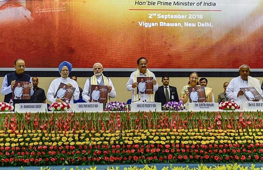 पुस्तक विमोचन कार्यक्रम के दौरान पीएम मोदी और उपराष्ट्रपति वेंकैया नायडू (Photo: PTI)