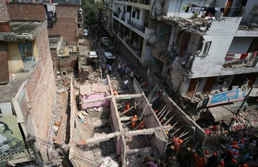दो साल से 12 साल के चार मासूम बच्चों की जान लेने वाली इस इमारत से पहले भी दिल्ली की कई खतरनाक इमारतों ने लोगों की जान ली है। दो साल से 12 साल के चार मासूम बच्चों की जान लेने वाली इस इमारत से पहले भी दिल्ली की कई खतरनाक इमारतों ने लोगों की जान ली है।