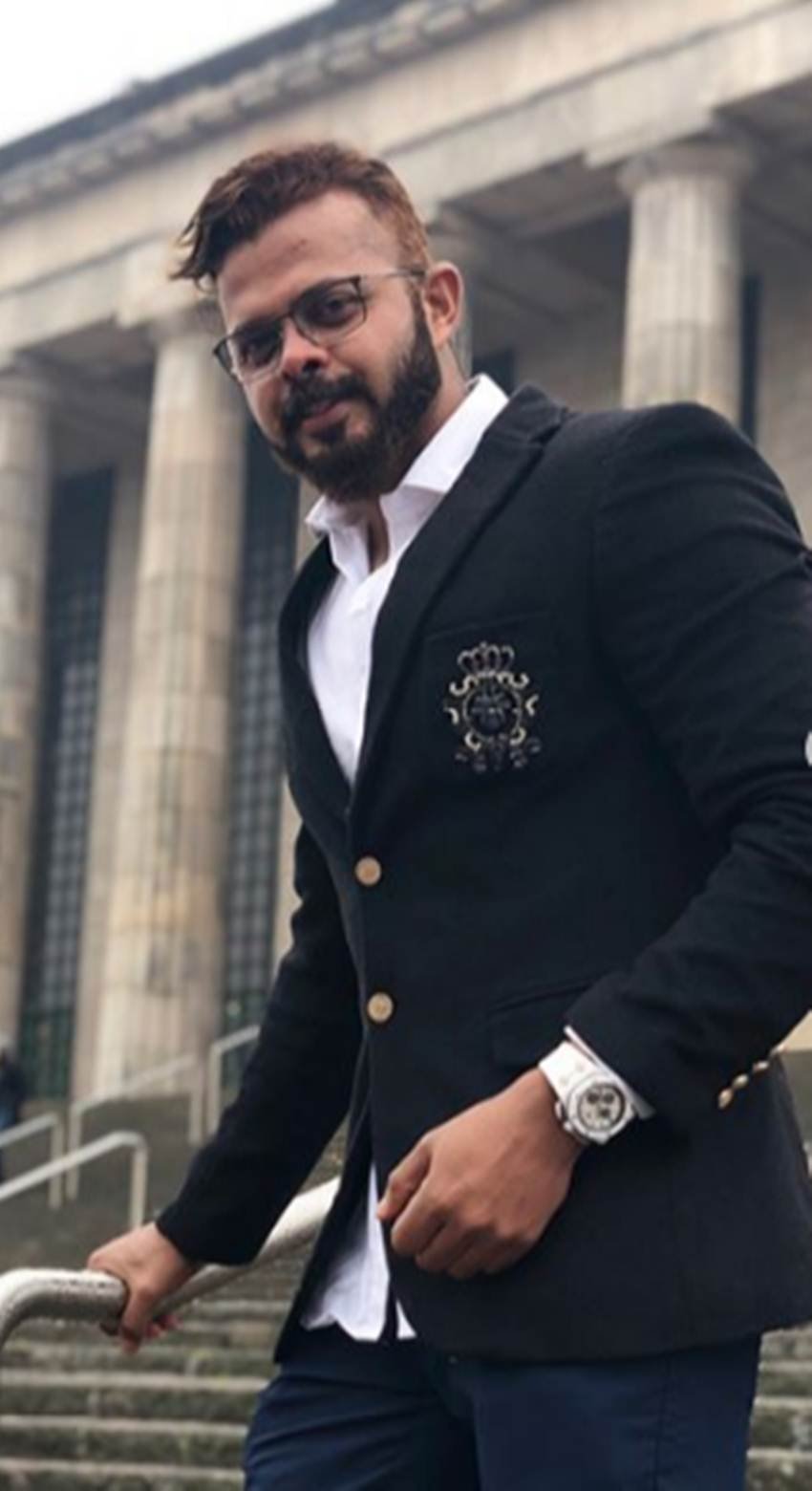 शान्ताकुमारन श्रीसंत - 2013 में आईपीएल में स्पॉट फिक्सिंग केस में नाम आने के बाद श्रीसंत का क्रिकेट करियर खत्म हो गया था। पिछले साल केरल हाईकोर्ट ने श्रीसंत पर बीसीसीआई द्वारा लगाए गए बैन को रिस्टोर कर दिया था। श्रीसंत अपने क्रिकेट करियर के दौरान कई विवादों से चर्चा में रहे हैं।