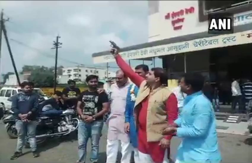 भारतीय जनता युवा मोर्चा (भाजयुमो) के दो नेताओं द्वारा आज यहां जन्मदिन मनाने के लिए कथित रूप से हवा में की गई हर्ष फायरिंग सोशल मीडिया में वायरल हो गई।