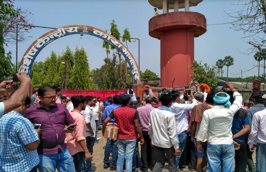 यहां की विशेष केंद्रीय कारा (कैंप जेल) में कैदियों को चोरी छिपे आपत्तिजनक सामान देने के लिए ले जाते होमगार्ड के तीन जवानों को जेल अधिकारियों ने दबोच लिया। इन्हें गिरफ्तार कर इनके खिलाफ एफआईआर दर्ज करने के वास्ते जेल अधीक्षक ने थाना तिलकामांझी को लिखित आवेदन दिया है।