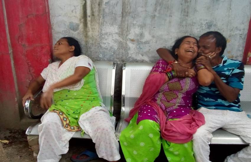 युवति की मौत के बाद शोकाकुल परिजन युवति की मौत के बाद शोकाकुल परिजन