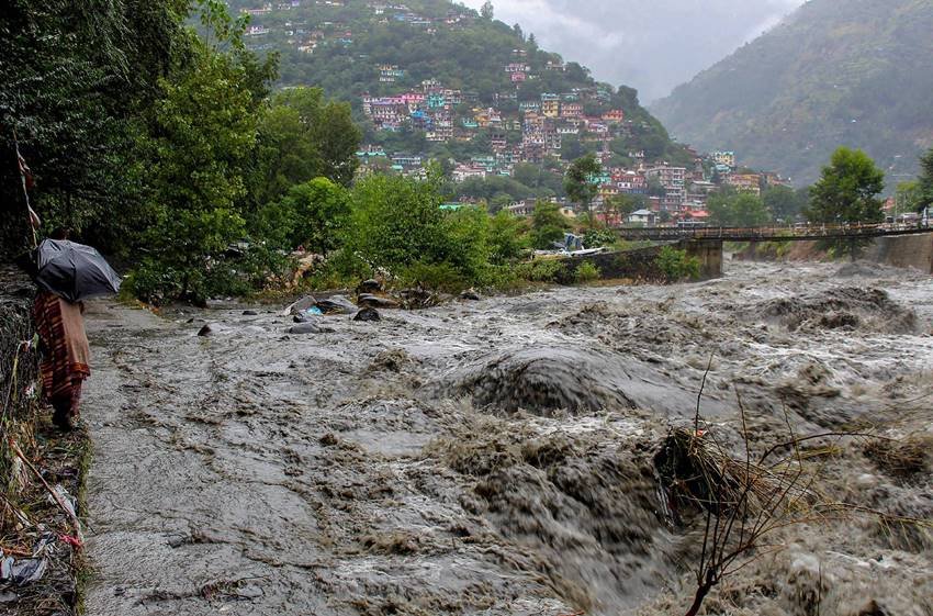 कुल्लू में भारी बारिश के बाद उफनती व्यास नदी, हमाचल प्रदेश में भारी बारिश के बाद जनजीवन पर भारी असर पड़ा है।
