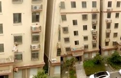 VIDEO: चौथे फ्लोर की बालकनी से लटक रही थी बच्ची, स्पाइडरमैन बन कुरियर वालों ने बचाई जान