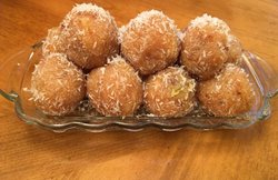 सेहत के लिए फायदेमंद है नारियल, ऐसे गुणकारी लड्डू बनाकर खाएं